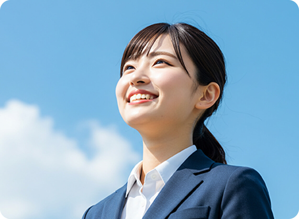 青空を背景にした女性の画像